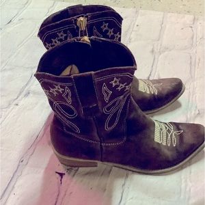 BOUTIQUE 9 COWGIRL BOOTS. SIZE 6